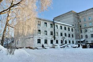 Огромную яму вырыли у гинекологического отделения в Костроме