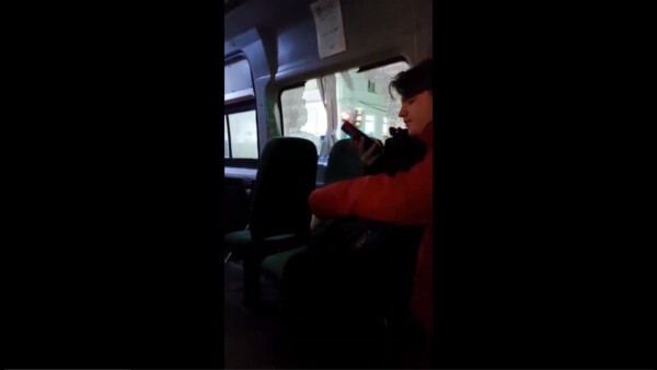 Костромичи в шоке: по городу ездит маршрутка с разбитым окном без стекла