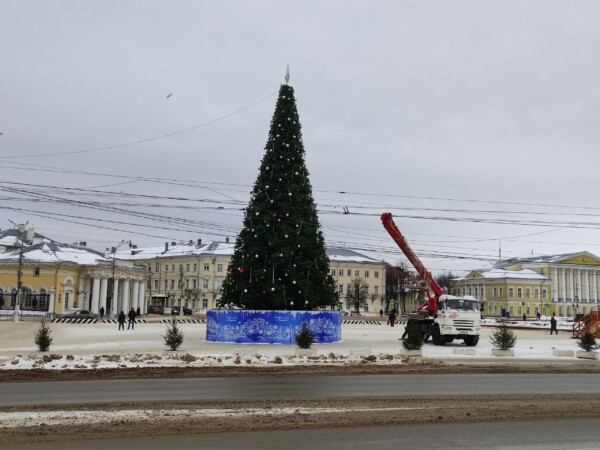 Нарядная ёлка исчезнет из центра Костромы вот-вот