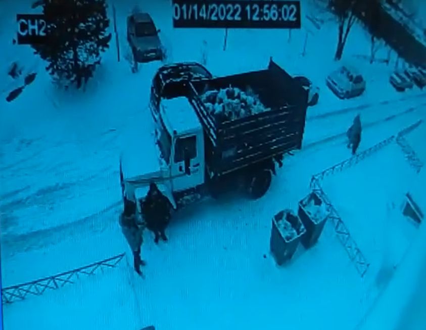 Тяп-ляп и готово: рабочие в Костроме изобрели новый метод уборки мусора