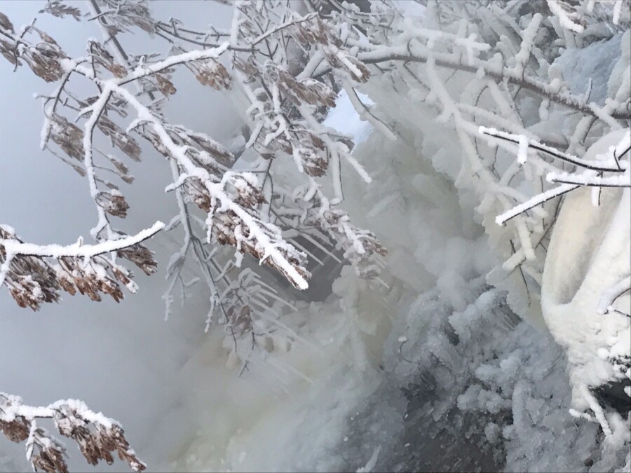 Футуристические ледовые фигуры в Костроме бесят людей уже 1,5 месяца
