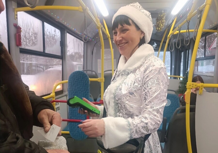 Снегурочка-кондуктор дарила конфеты пассажирам костромского автобуса