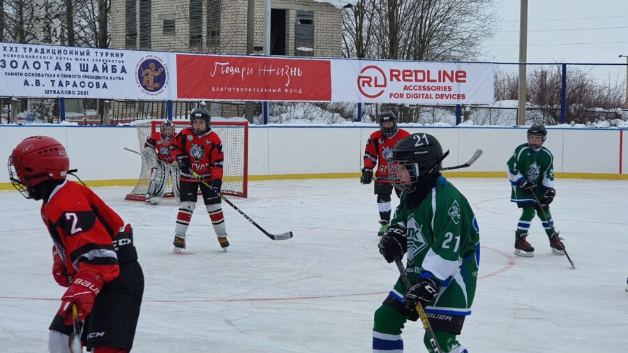 При поддержке компании «Свеза»  в поселке Шувалово появился новый хоккейный корт
