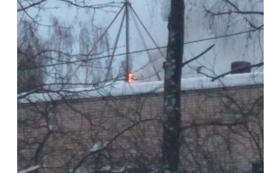 Станция сотовой связи загорелась во дворе школы в Костроме