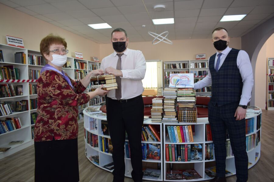 Филиал Костромаэнерго передал первой модельной библиотеке Костромы порядка 150 экземпляров книг