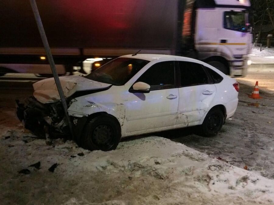 Трое пострадали: автомобиль в Костроме на скорости врезался в столб