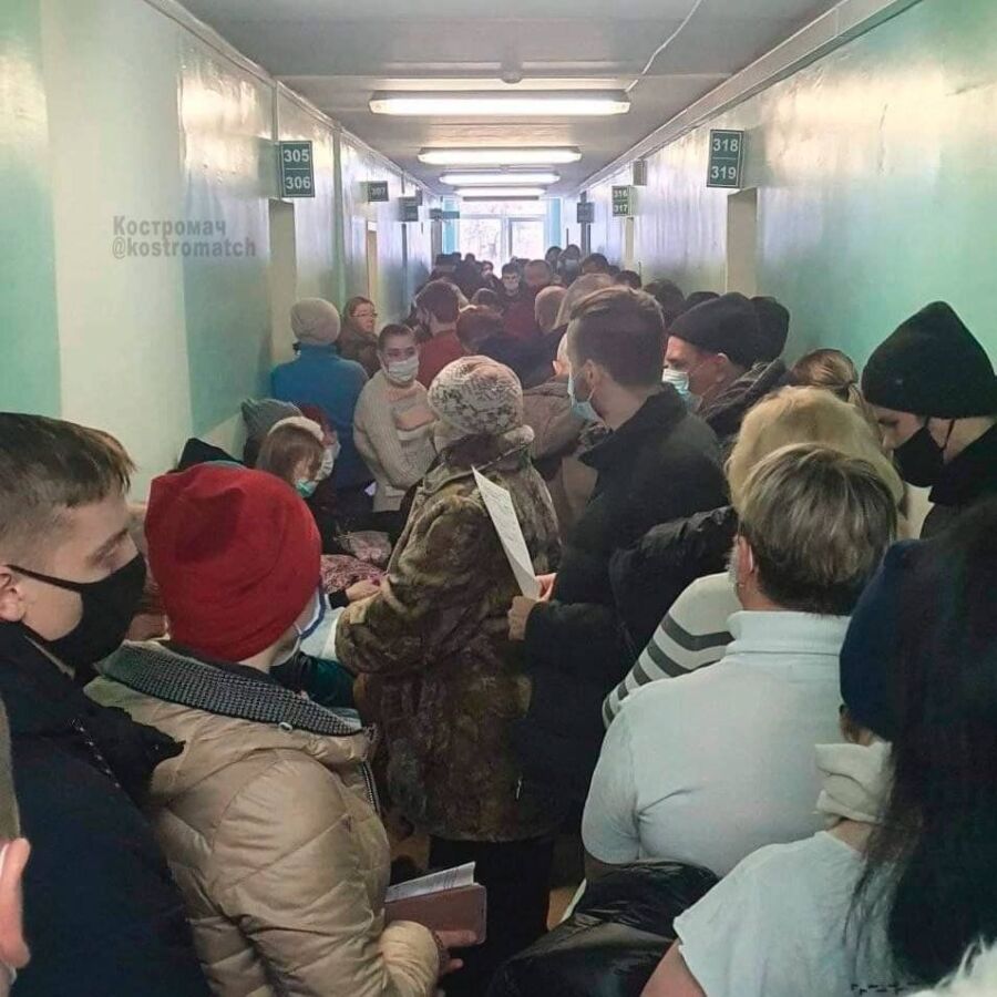 Переполненные коридоры: костромичи уже падают в обморок в поликлиниках