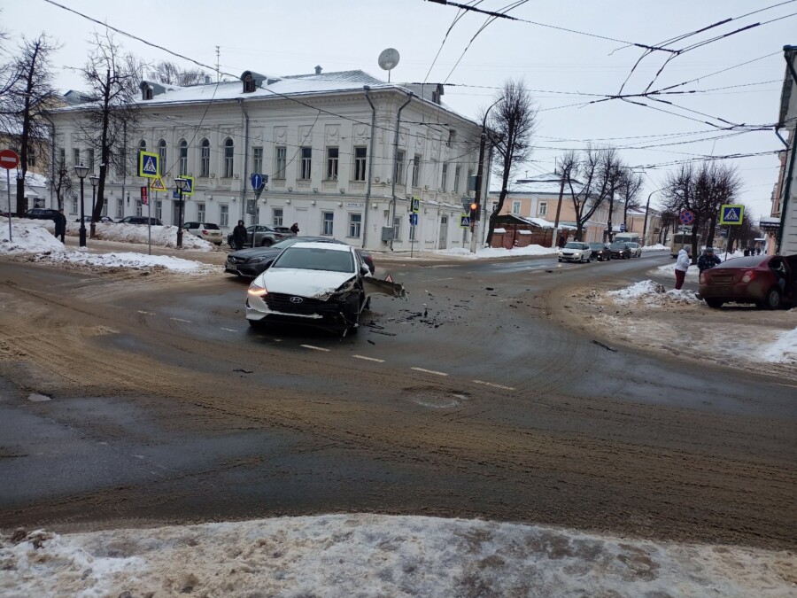 Не захотел пропустить: две машины столкнулись около роддома в Костроме