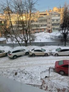 Чиновница в Костроме заблокировала проезд соседям элитным Mitsubishi