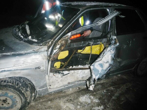 Костромича пришлось вызволять из машины гидравлическими ножницами после аварии на федеральной трассе
