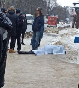 Мужчина умер на остановке общественного транспорта в Костроме