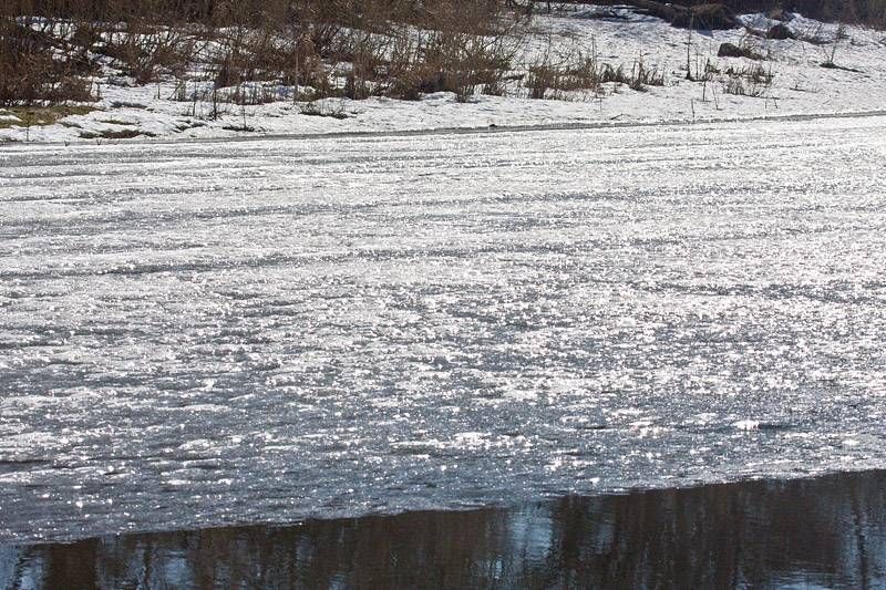Проваливайте: откачка воды из реки грозит гибелью костромичам на льду
