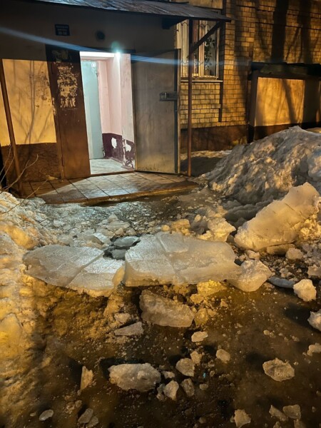 Огромная ледяная глыба чуть не убила костромичей около подъезда одного из домов