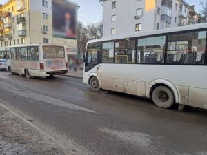 Два автобуса «поцеловались» на остановке в Костроме: у пассажира травма
