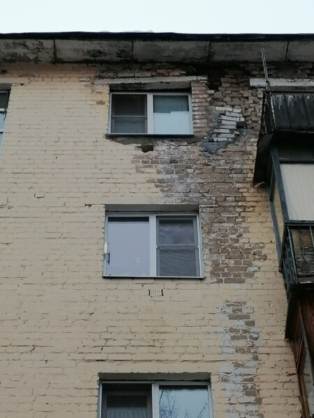 Стена костромского дома на улице Никитской вот-вот выпадет