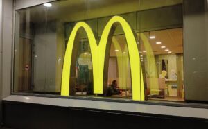 Заметали следы: чем занимались сотрудники экс-”Макдоналдса” во время закрытия ресторана в Костроме