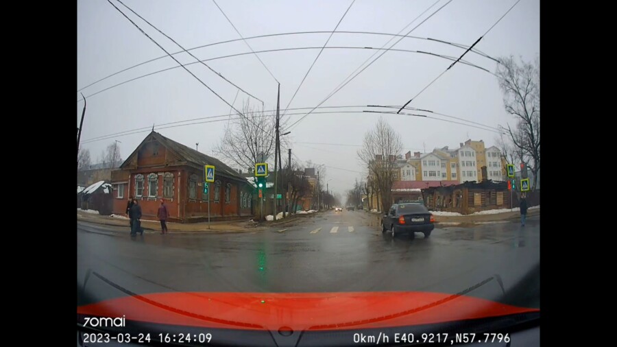 Костромичка остановила автомобиль ради помощи растерявшемуся пешеходу