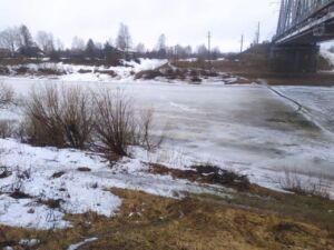 Началось: двое мужчин провалились под лёд на реке Кострома