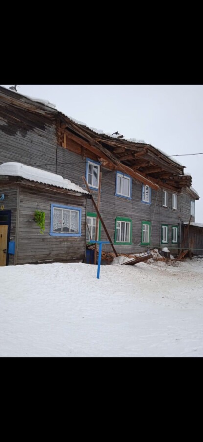 Переехали к родственникам: у жителей костромского дома из-за потепления рухнула крыша