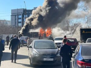 Пазик с пассажирами загорелся посреди дороги в Костроме