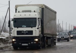 Фуры портят дороги в Костроме: одни чиновники пригрозили уволить других