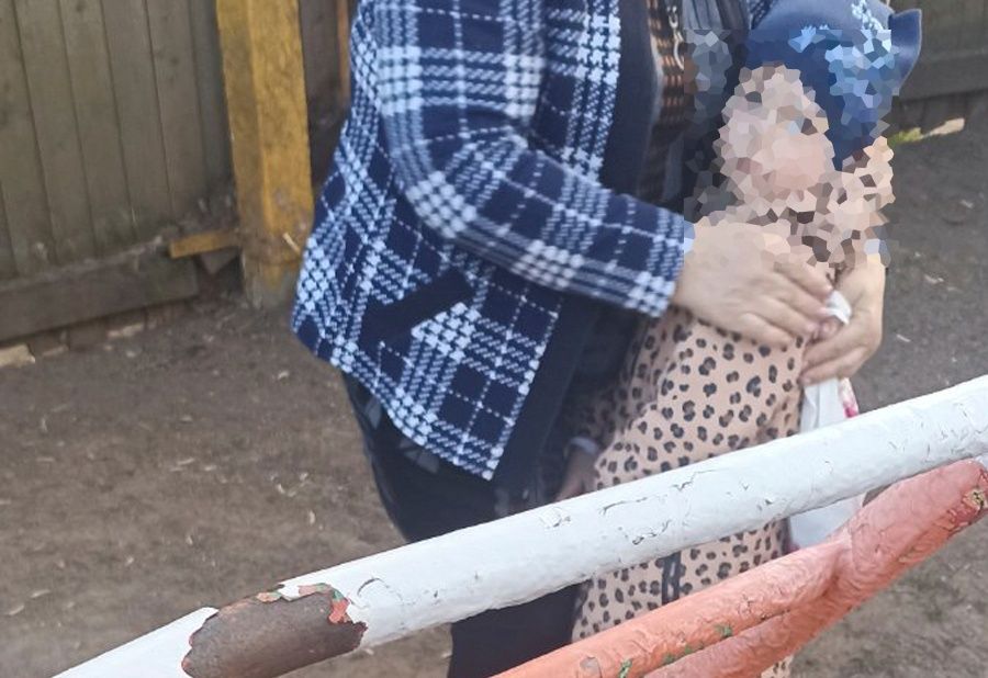 Доставали спасатели: девочка в Костроме застряла на детской площадке