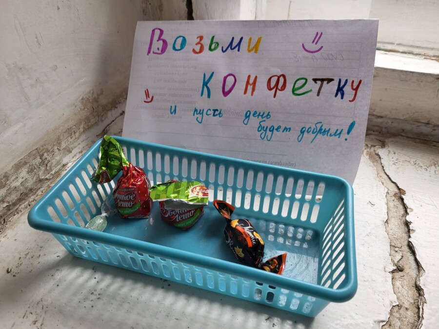 Неизвестный добряк балует конфетами жителей многоэтажки в Костроме