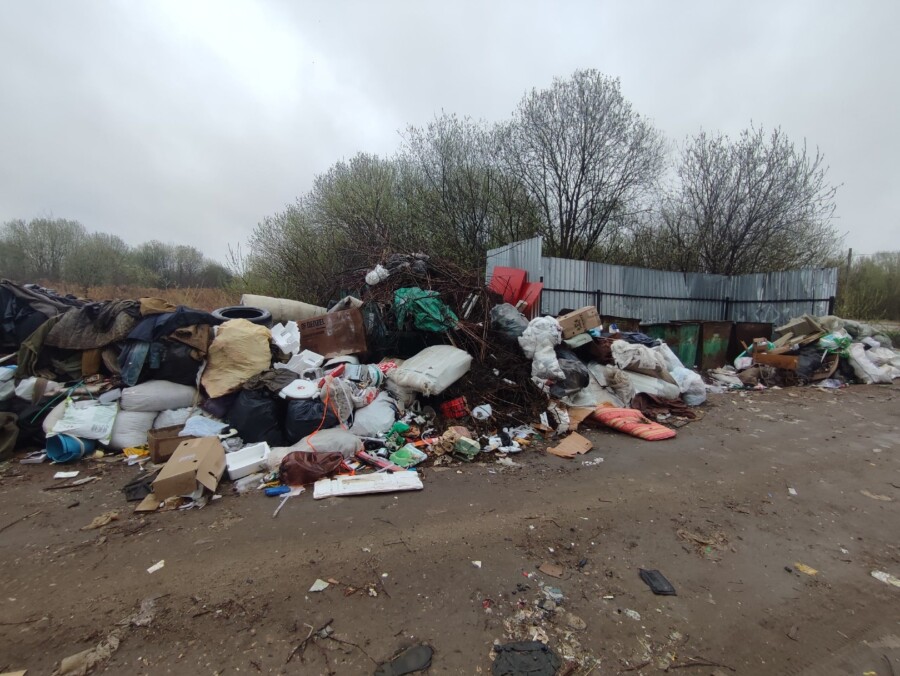 Жителей костромской деревни забаррикадировал мусор