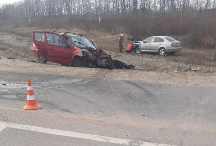 Двум водителям потребовалась помощь врачей после аварии на костромской трассе