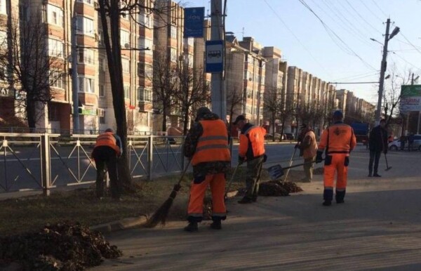 Рабочие в ускоренном темпе чистят Кострому от мусора