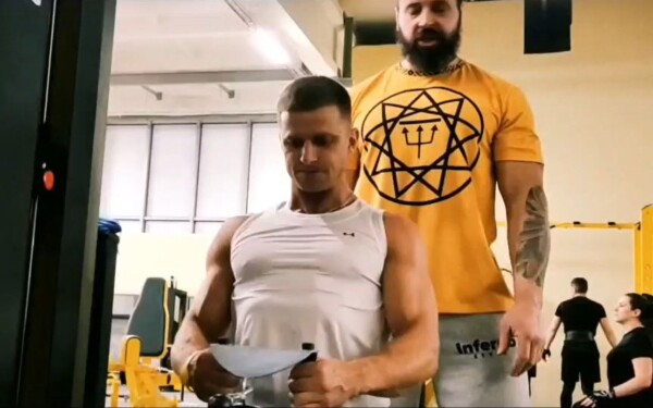 «Чистый секс»: актер из Костромы показал поклонницам свою тренировку в зале