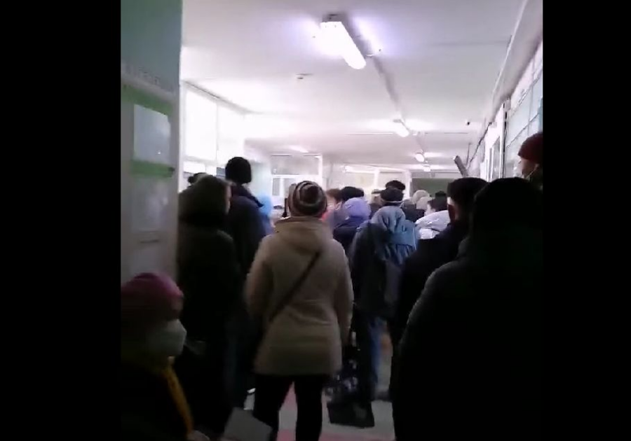 Филиал ада: десятки горожан оккупировали коридор поликлиники Костромы