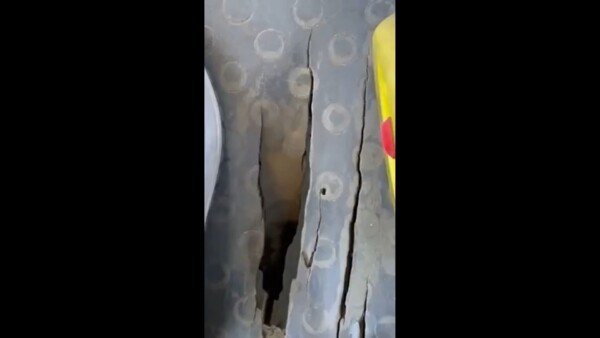 Вентилятор для ног и вид на асфальт: по Костроме ездит автобус с дырой в полу