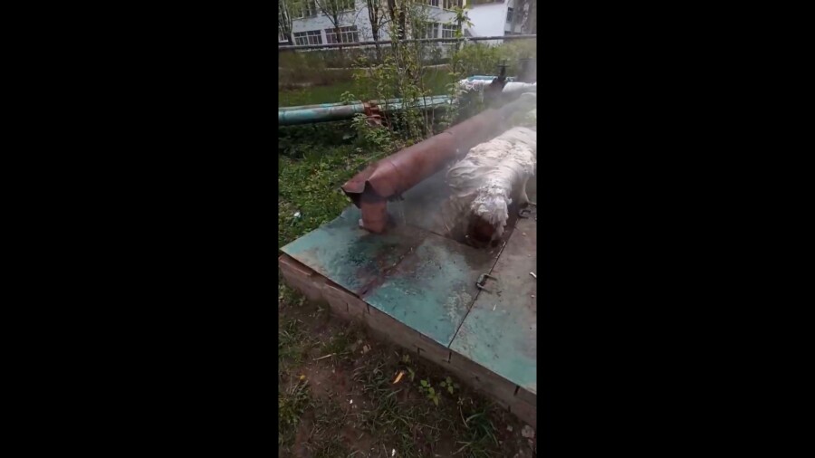 Ужас: рядом с детским садом в Костроме из труб хлещет кипяток