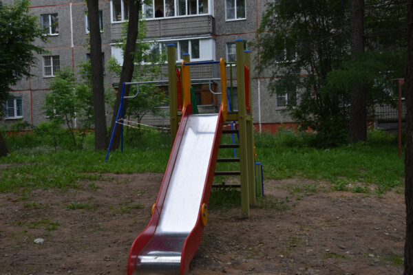 Больше 50 опасных детских качелей и горок обнаружили в Костроме