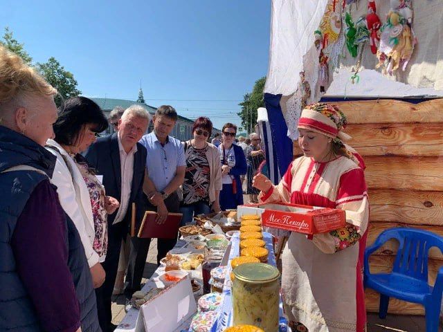 Горожан и туристов сегодня вкусно накормят пирогами и осетром в центре Костромы