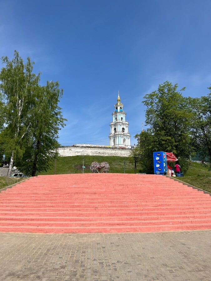 Вырви глаз: жители и гости Костромы с трудом могут смотреть на лестницу у Кремля