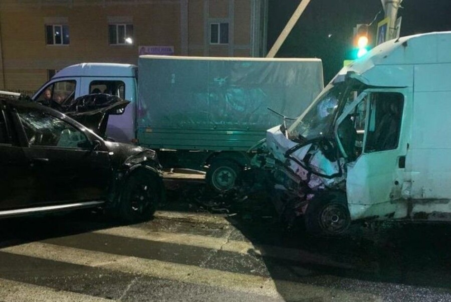 Три машины столкнулись в Костроме: пострадавшие в больнице