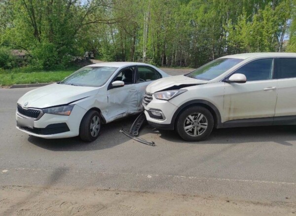 Два водителя пострадали во время аварии в Костроме