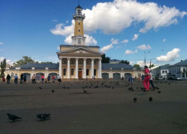 Чемодан везти неудобно: туристы пожаловались на главную площадь в Костроме