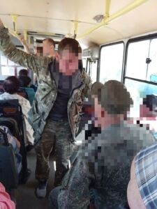 Пассажира выкинули из автобуса в Костроме