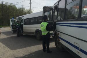 Автобусы в Костроме сняли с рейсов в разгар поездки: они были с подвохом