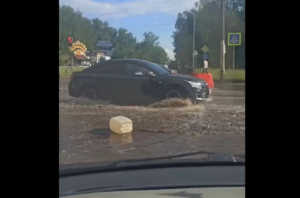 Пора ставить буйки: дорога в Костроме превратилась в реку после дождя