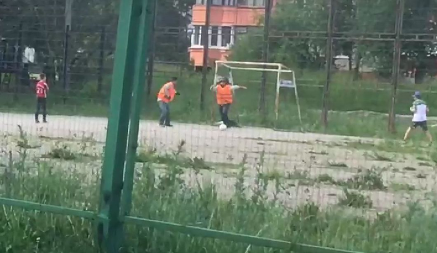Костромичи возмутились ремонтом дороги в Костроме: рабочие играют в футбол с детьми