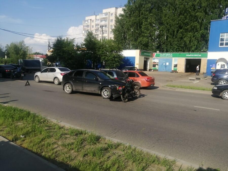 Мужчина на мопеде попал в серьезную аварию в Костроме