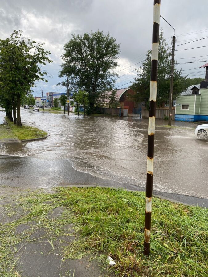 Улица ушла под воду в Костроме после дождя