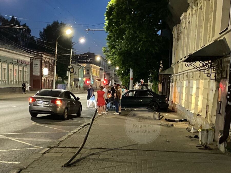 Машина на скорости въехала в остановку в центре Костромы