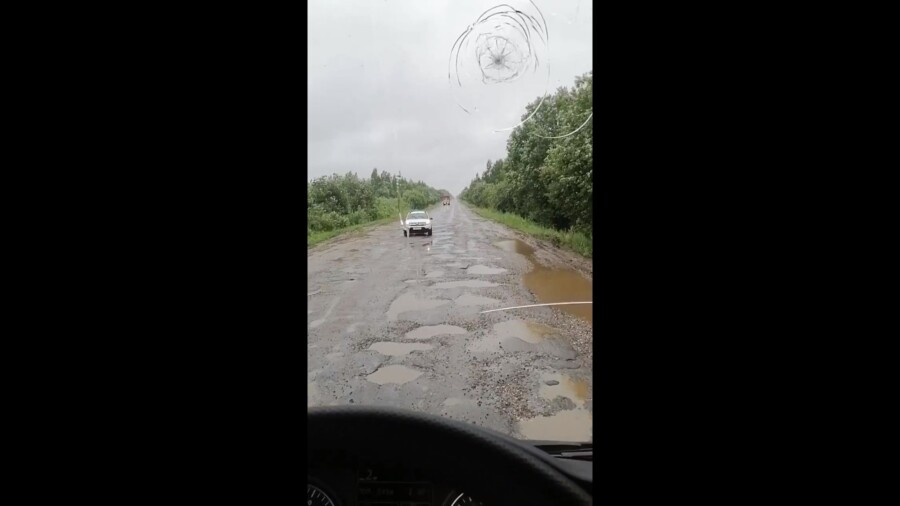 Как ехать: ужасно убитую дорогу нашли в Костромской области