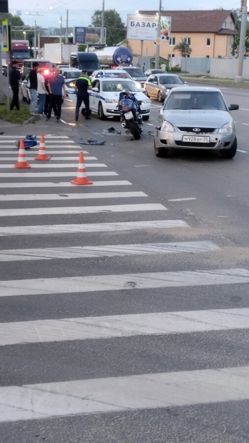 Движение прямо: костромской мотоциклист пострадал в аварии с легковушкой