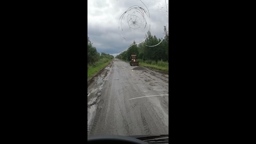 И это все? Жуткую дорогу в Костромской области засыпали щебнем
